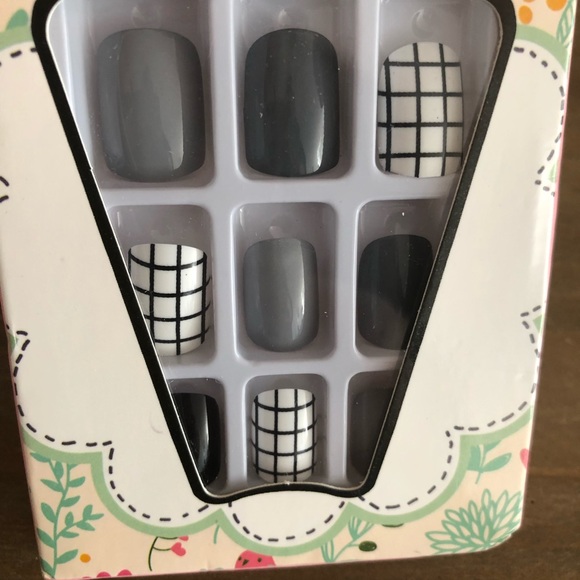 Brand new set of 24 acrylic glue- on nails - Picture 2 of 3